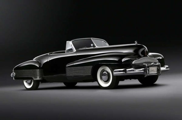 Сега Y-Job на General Motors се смята за първия концептуален автомобил в света. Не е обаче така. Това е Volvo Venus Bilo от 1933 г. Но Y-Job прави дизайнерския шеф на GM Харли Ърл известен.

Безспорно напредничав, моделът включва скрити фарове, електрически прозорци и покрив с електрическо задвижване, скрити под твърдо покритие. Той определя цялостните дизайнерски черти на американските автомобили, които ще се появят след Втората световна война.
